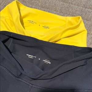 Old Navy Active Leggings in Bright Yellow and Navy - size M